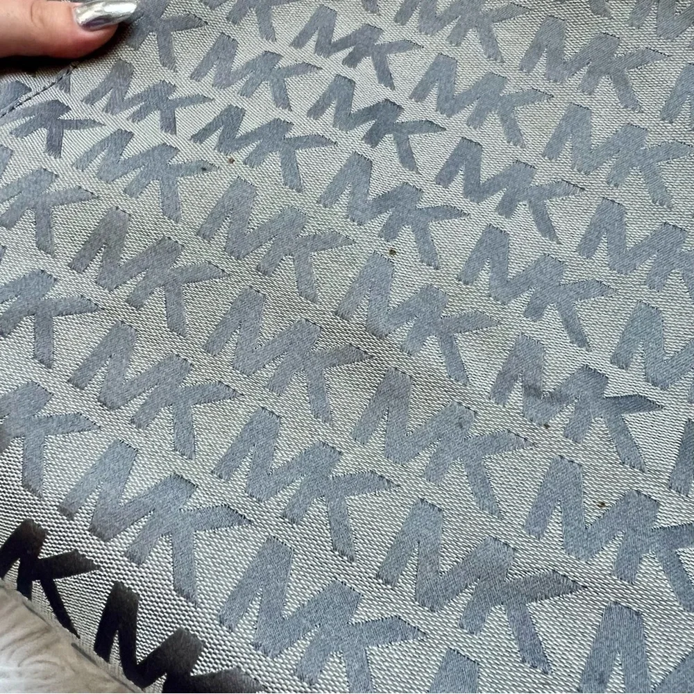 Stunning Silver Metallic Michael Kors Leather and Jacquard Logo Tote 🩶🩶